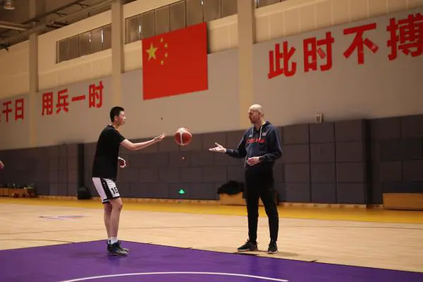 如何通过快攻训练提高球员的速度和灵活性?_1